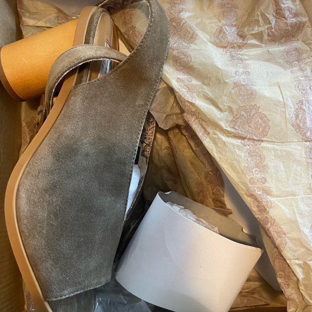 band of gypsies Vista Khaki Tan Suede SZ 8 heel - Picture 2 of 5